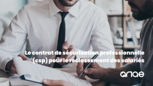 Deux hommes en accord commun signant un contrat de sécurisation professionnelle pour le reclassement des salariés