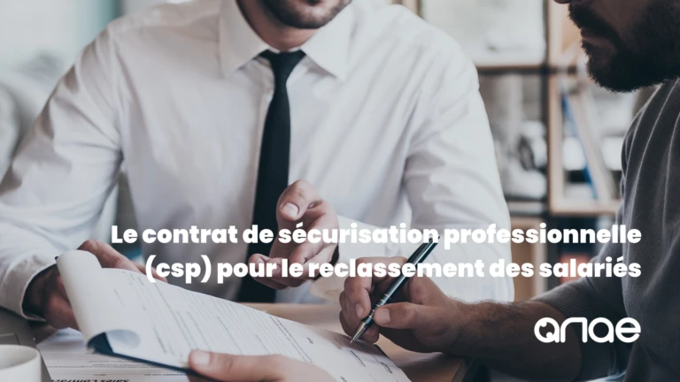 Deux hommes en accord commun signant un contrat de sécurisation professionnelle pour le reclassement des salariés