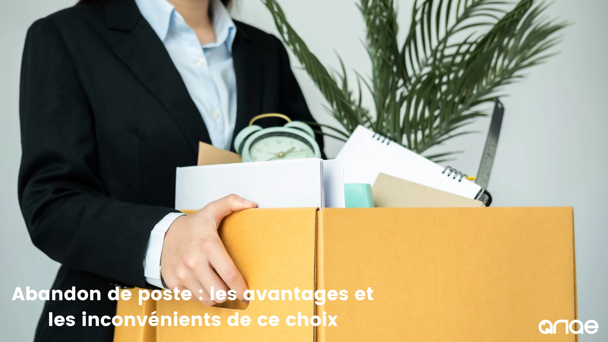 Une employée ramassant ses affaires suite à son abandon de poste