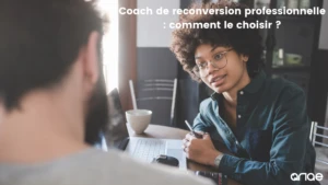 Coach de reconversion professionnelle Une femme parlant à un homme