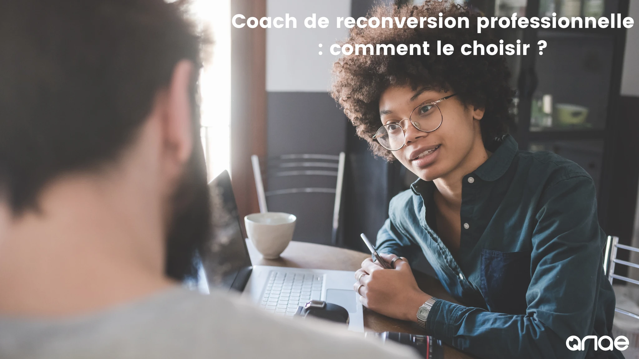 Coach de reconversion professionnelle Une femme parlant à un homme