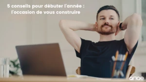 Homme heureux devant son ordinateur. Il lit nos conseils pour débuter l'année