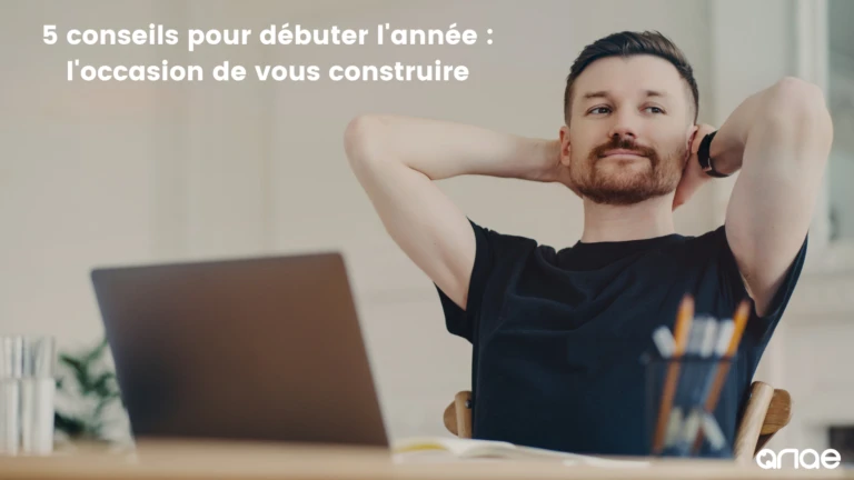 Homme heureux devant son ordinateur. Il lit nos conseils pour débuter l'année
